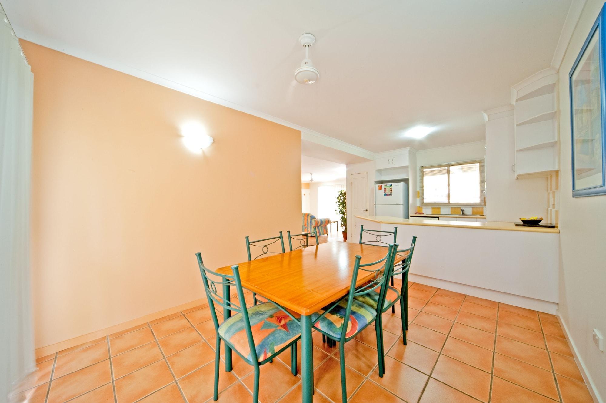 At Beach Court Holiday Villas Airlie Beach Zewnętrze zdjęcie
